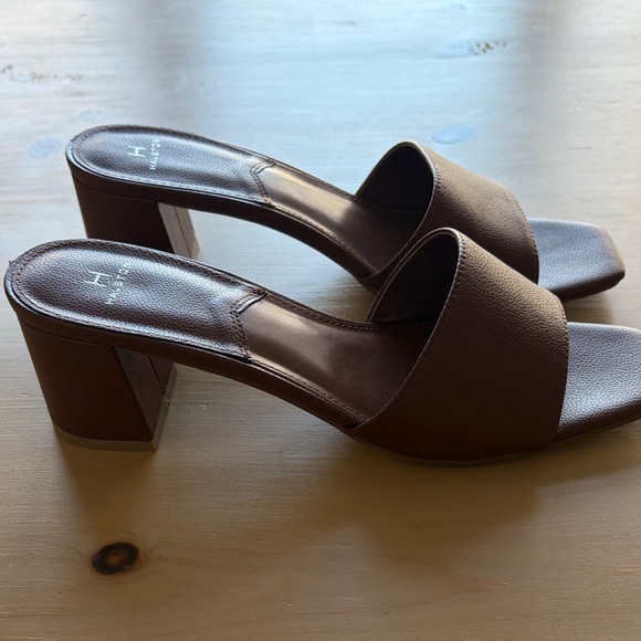 H by Halston slides - Picture 2 of 6